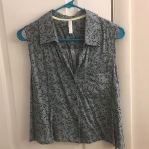 Xhilaration crop top green + white flower pattern